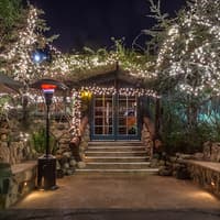 Saddle Peak Lodge