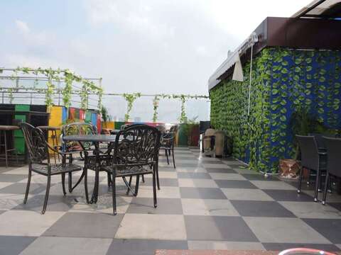 Noir - The Glasshouse - Hotel Golden Tulip