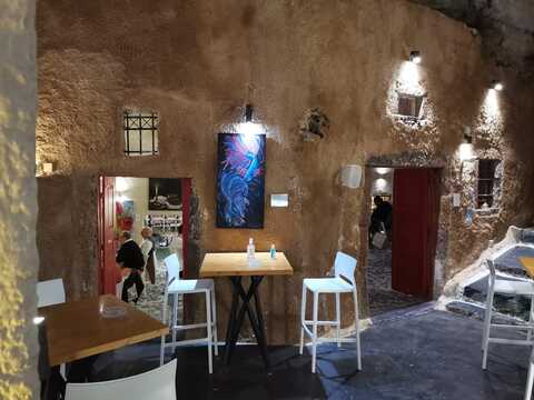 Alisachni Art & Wine Gallery